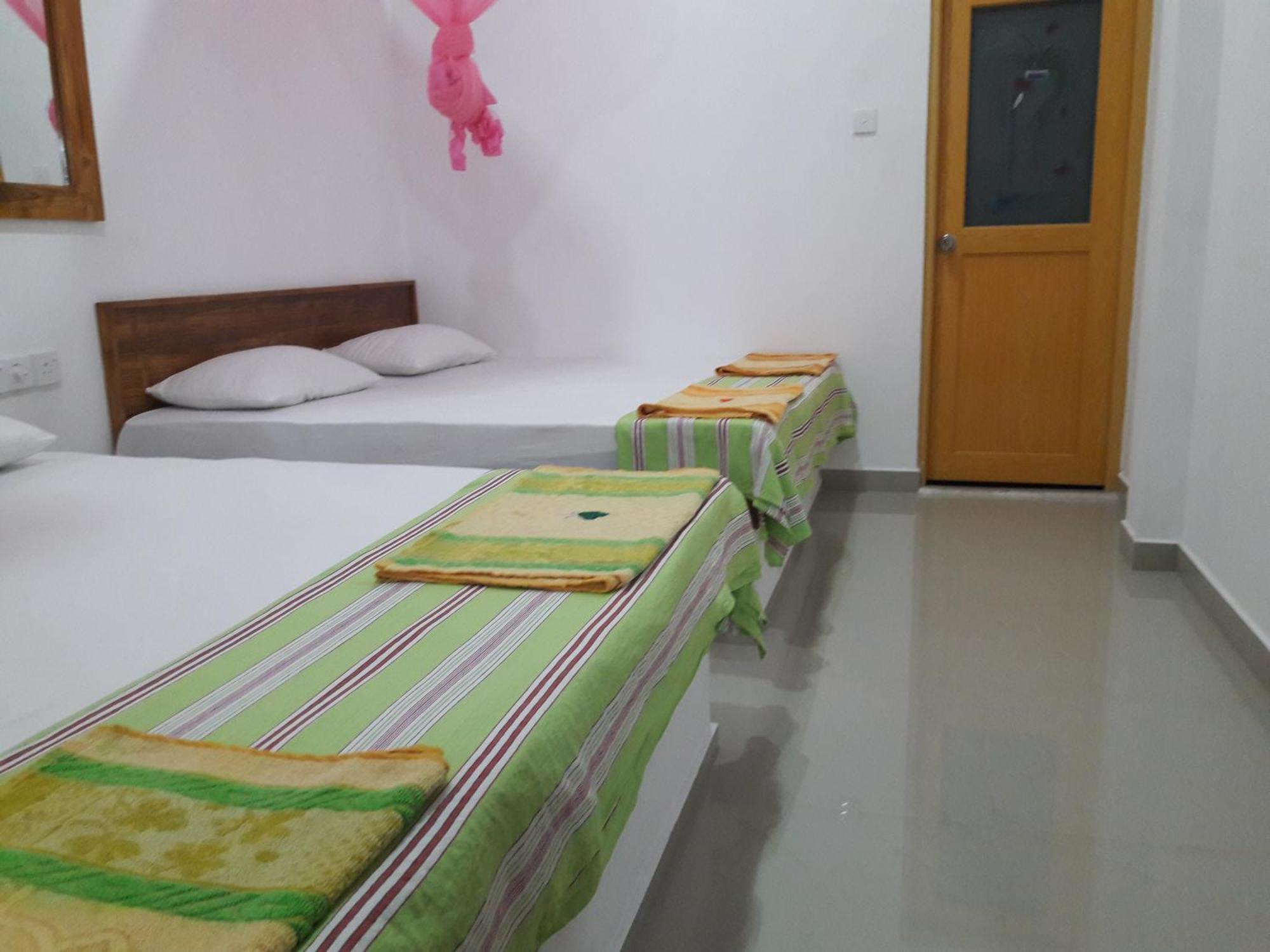 Share Safari House Udawalawe Bed and Breakfast Exteriör bild